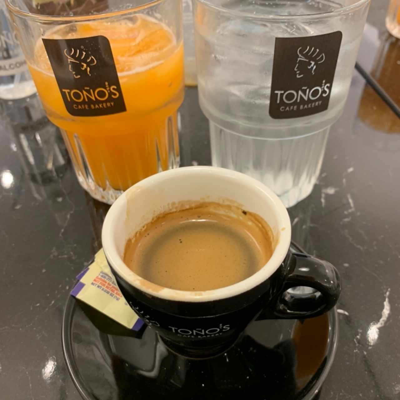 Expresso Doble, Jugo de Naranja y Agua 