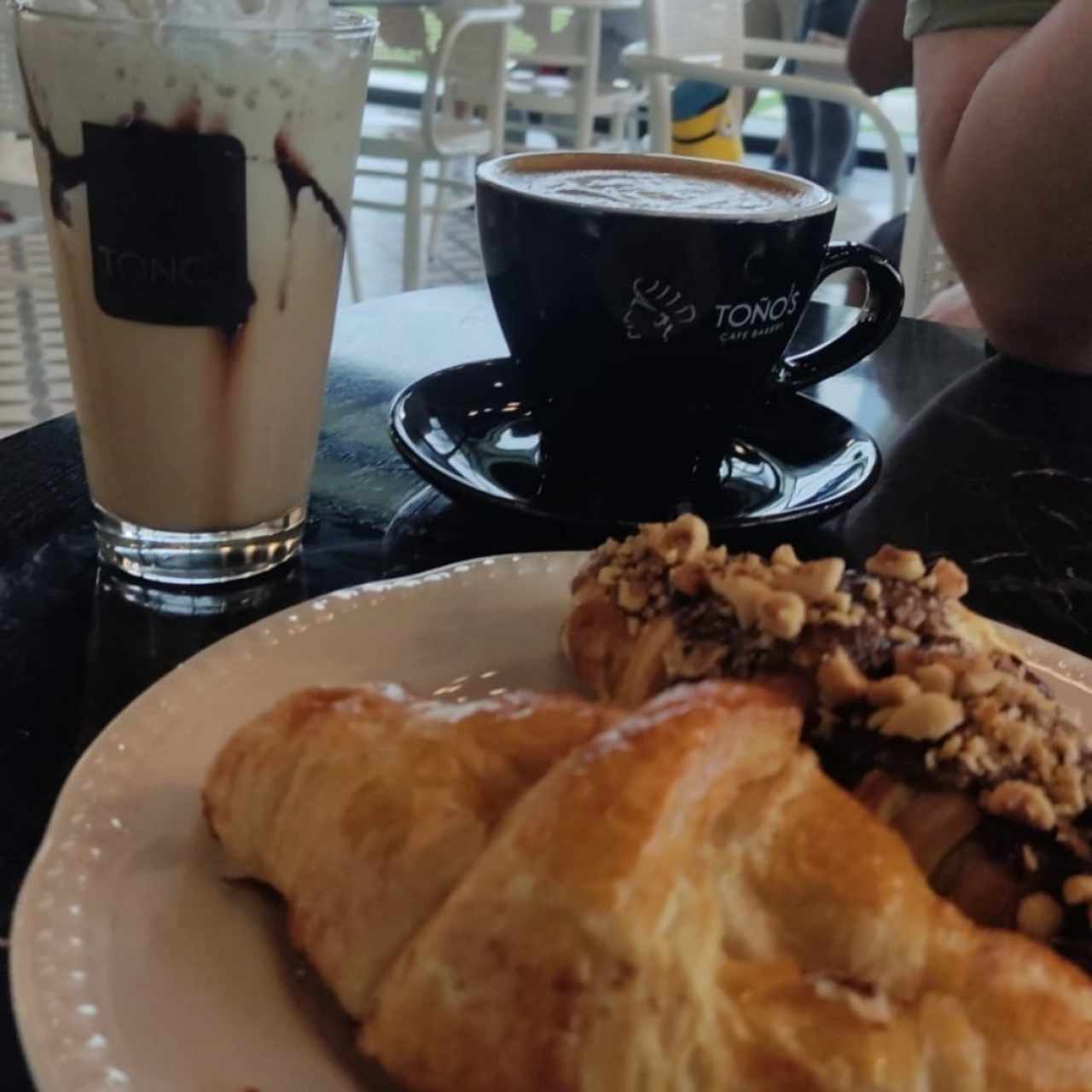 frapuccino, croissant de chocolate y regular, cappucino 