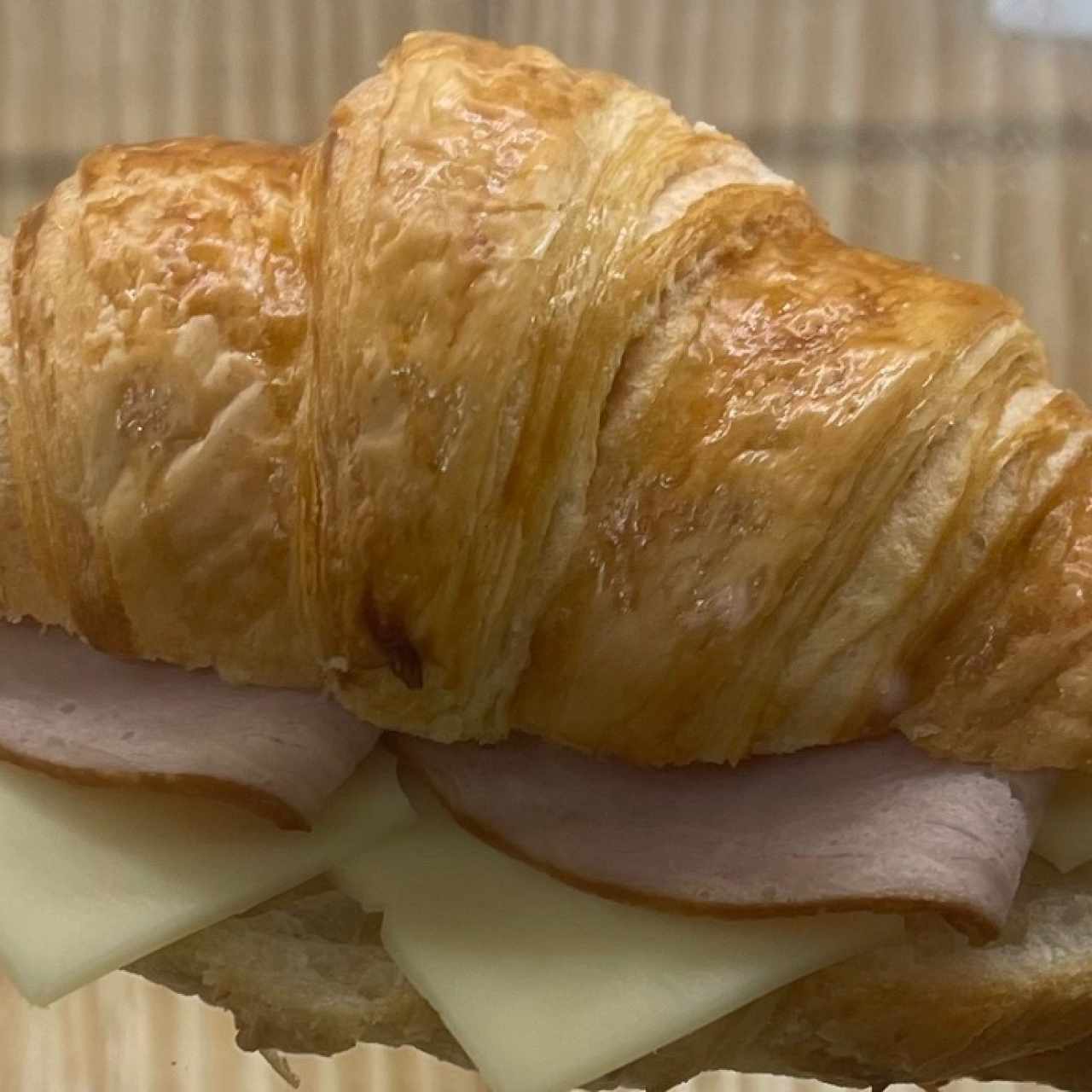 Croissant de jamón y queso