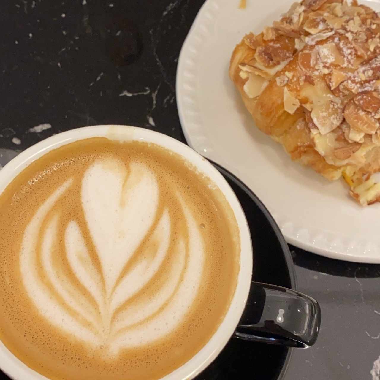 Capuccino + Croissant con crema pastelera y almendras