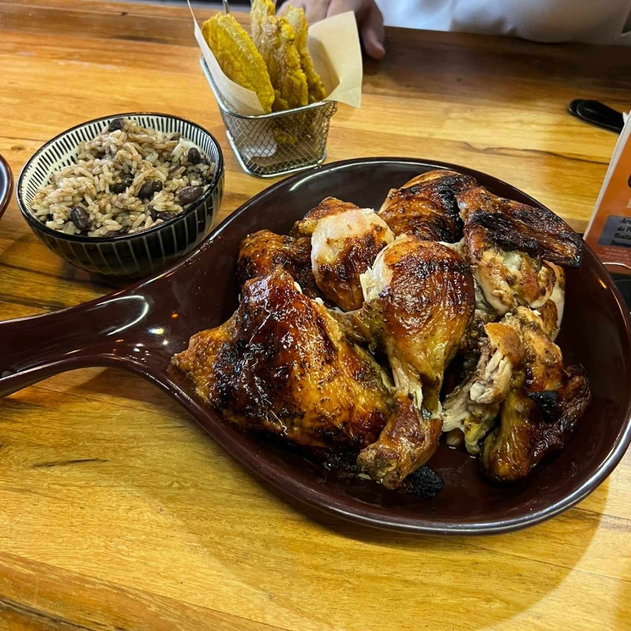 Pollo entero con dos acompañamientos