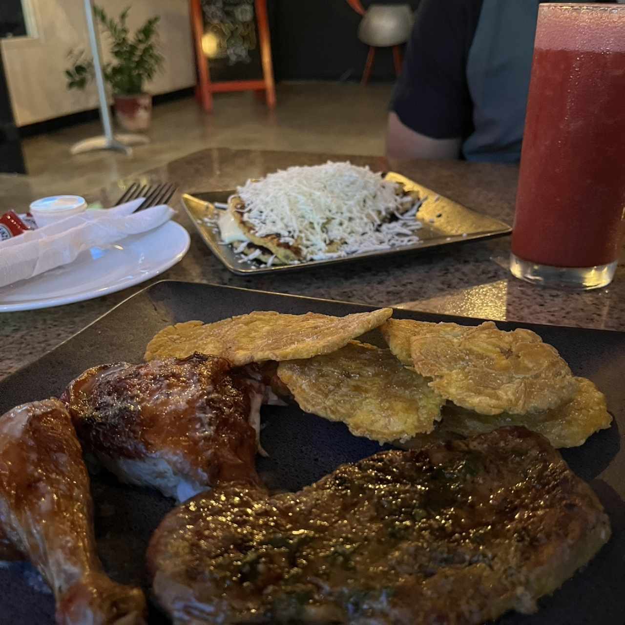 Cachapa con queso, ribeye, pollo y patacones