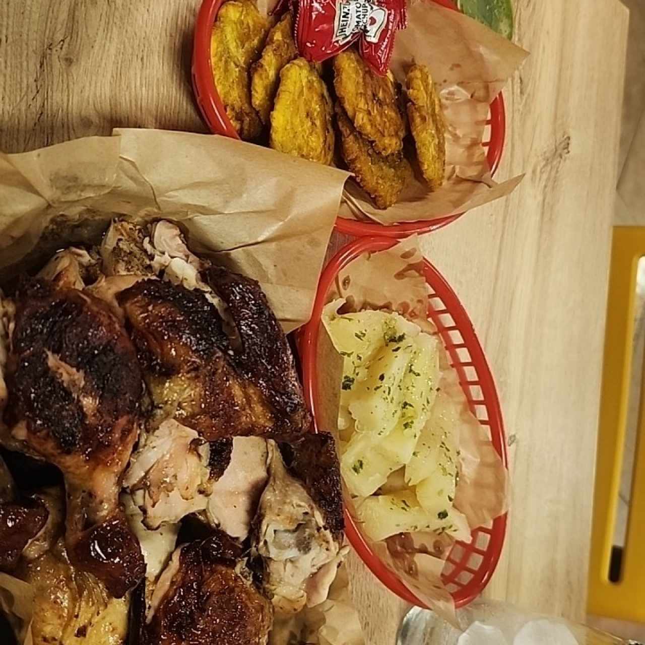 pollo asado patacones y yuca al vapor 