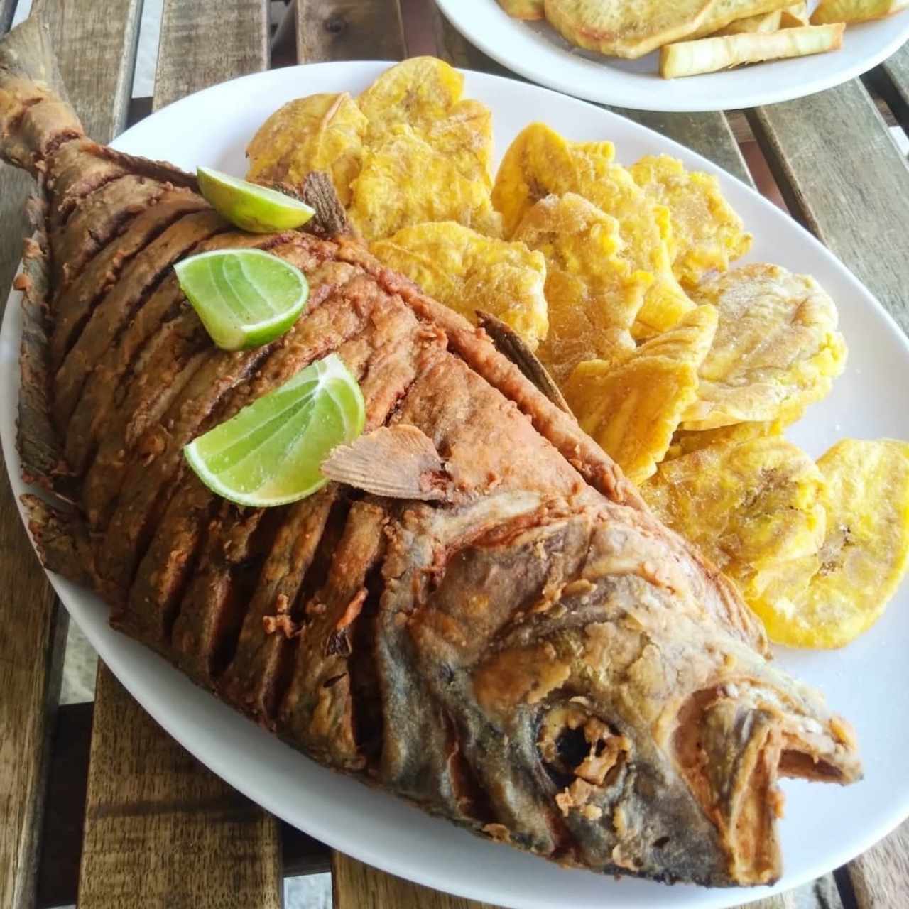 Pescado frito con patacones