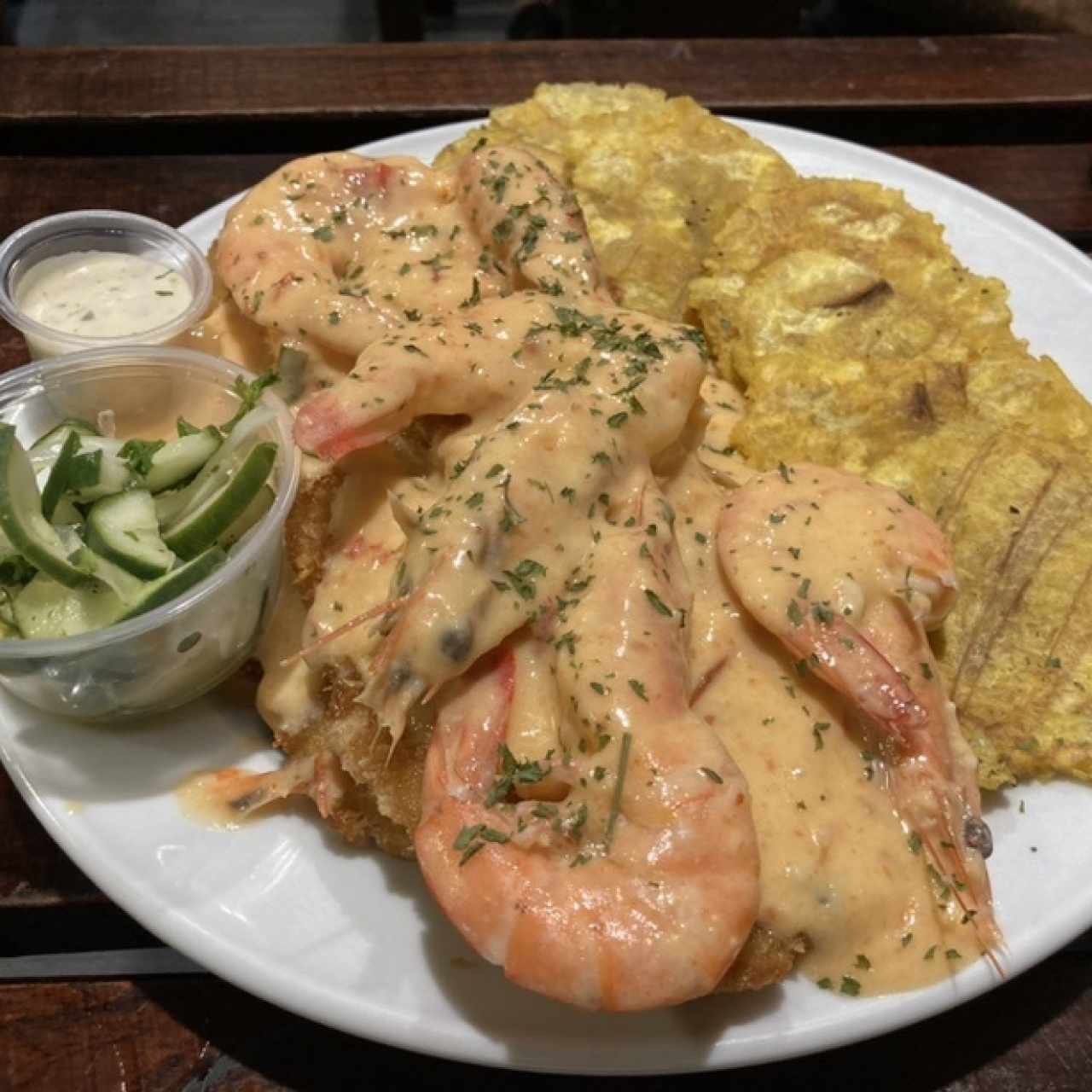 Filete de pescado coronado con camarones