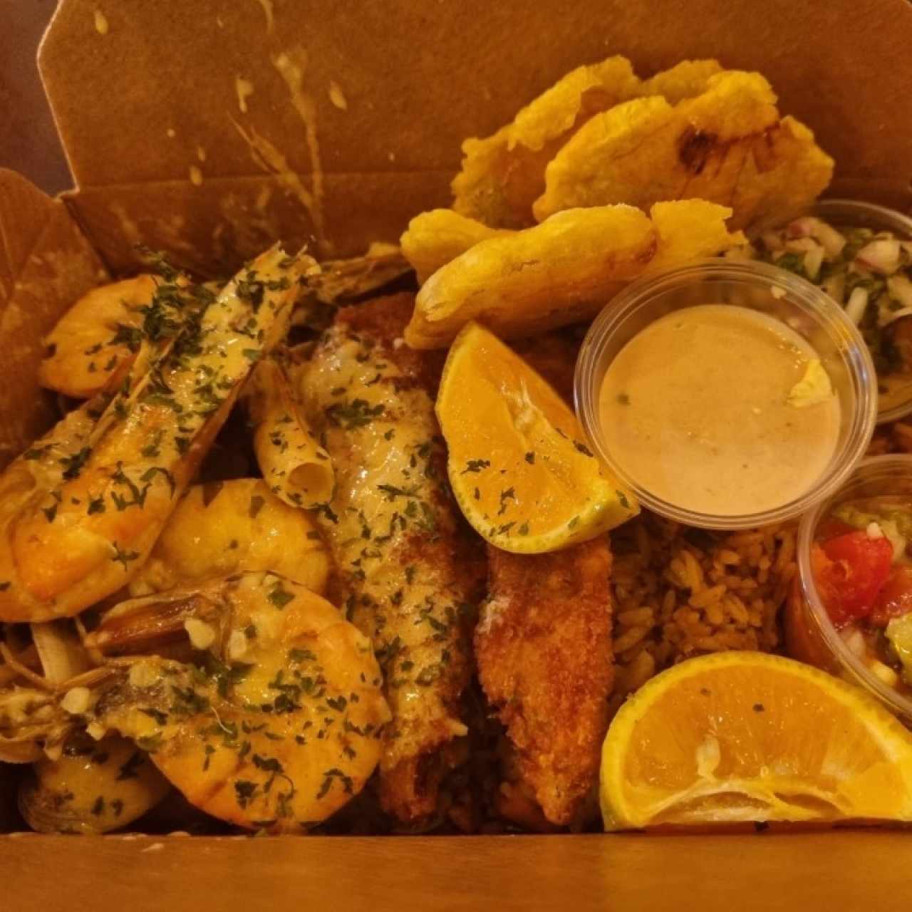 caja flow, sencilla (para 1 persona). Trae arroz con mariscos, patacones, pico de gallo, salsa, tenders de pescado, langostinos y almejas al ajillo