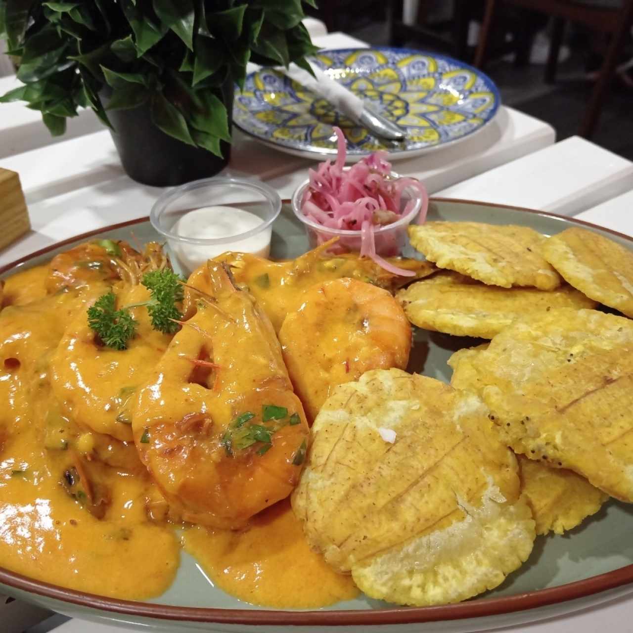 Langostinos con patacones en salsa marinera