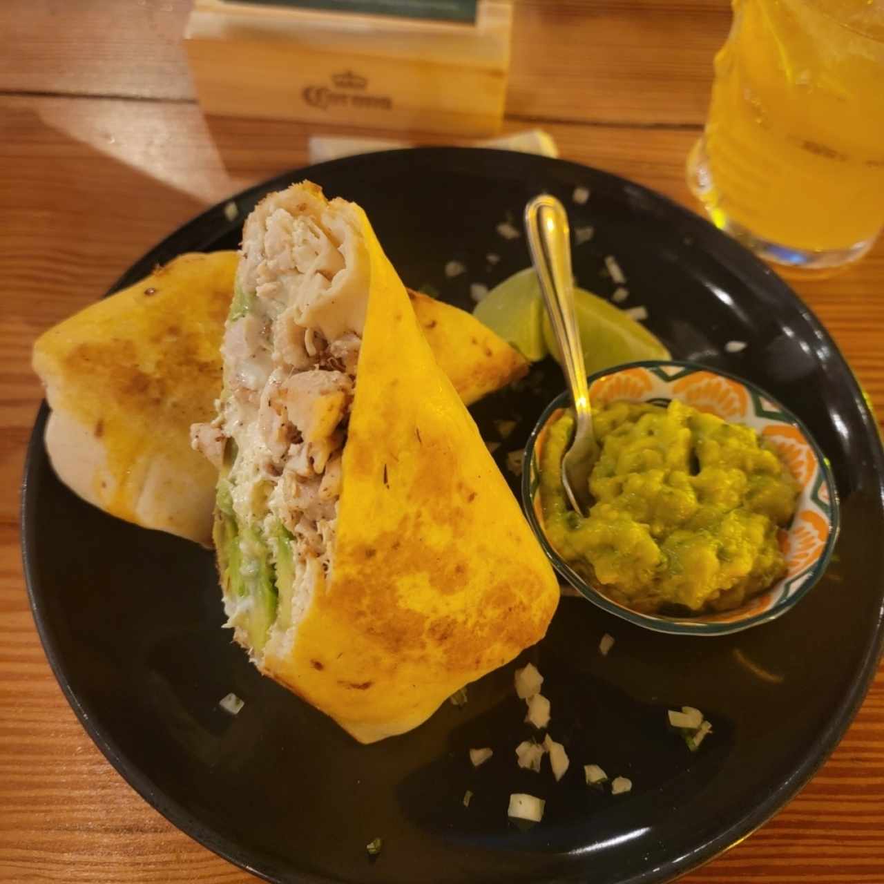 Burrito de Pollo y Aguacate // Chicken and Avocado Burrito