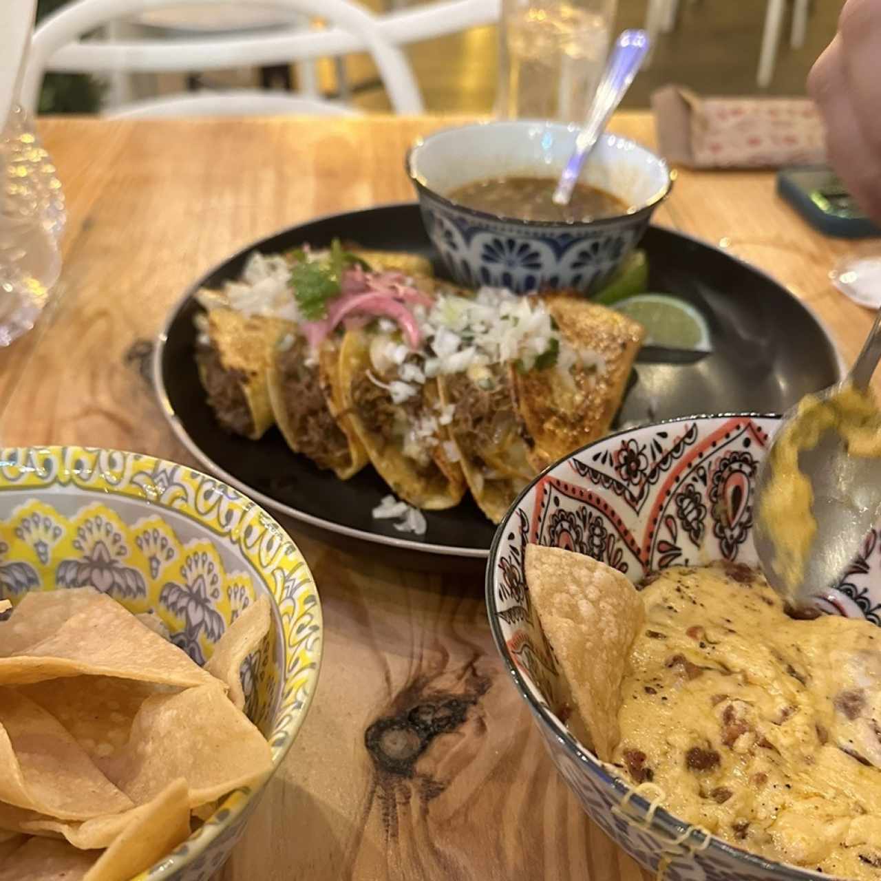 Queso fundido y tacos de birria