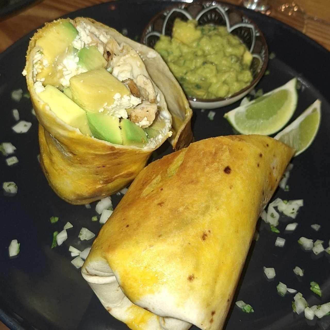 Burrito de Pollo y Aguacate // Chicken and Avocado Burrito