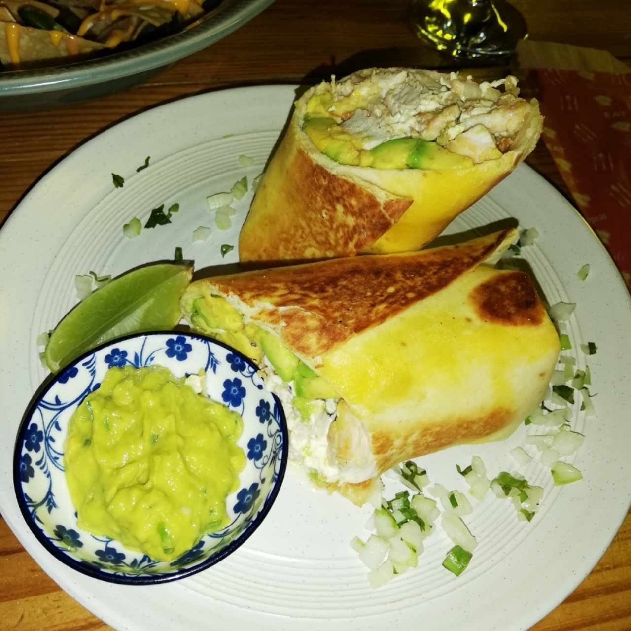 Burrito de Pollo y Aguacate // Chicken and Avocado Burrito