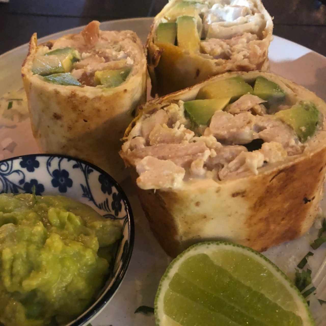 Burrito de Pollo y Aguacate // Chicken and Avocado Burrito