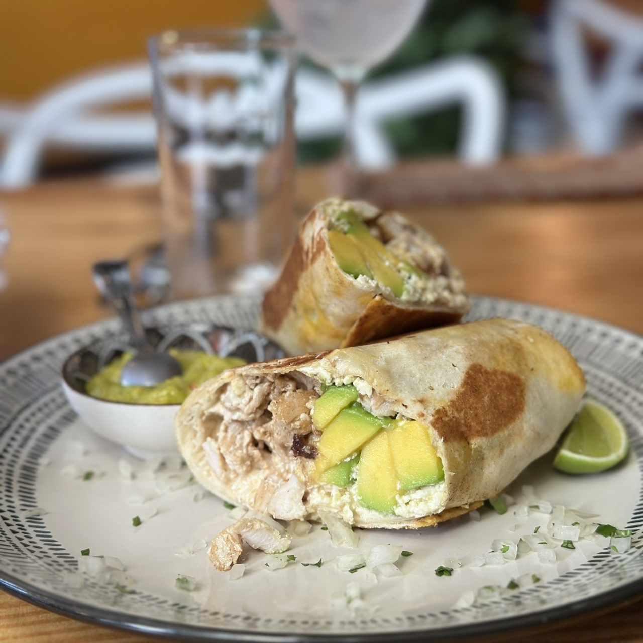 Burrito de Pollo y Aguacate // Chicken and Avocado Burrito