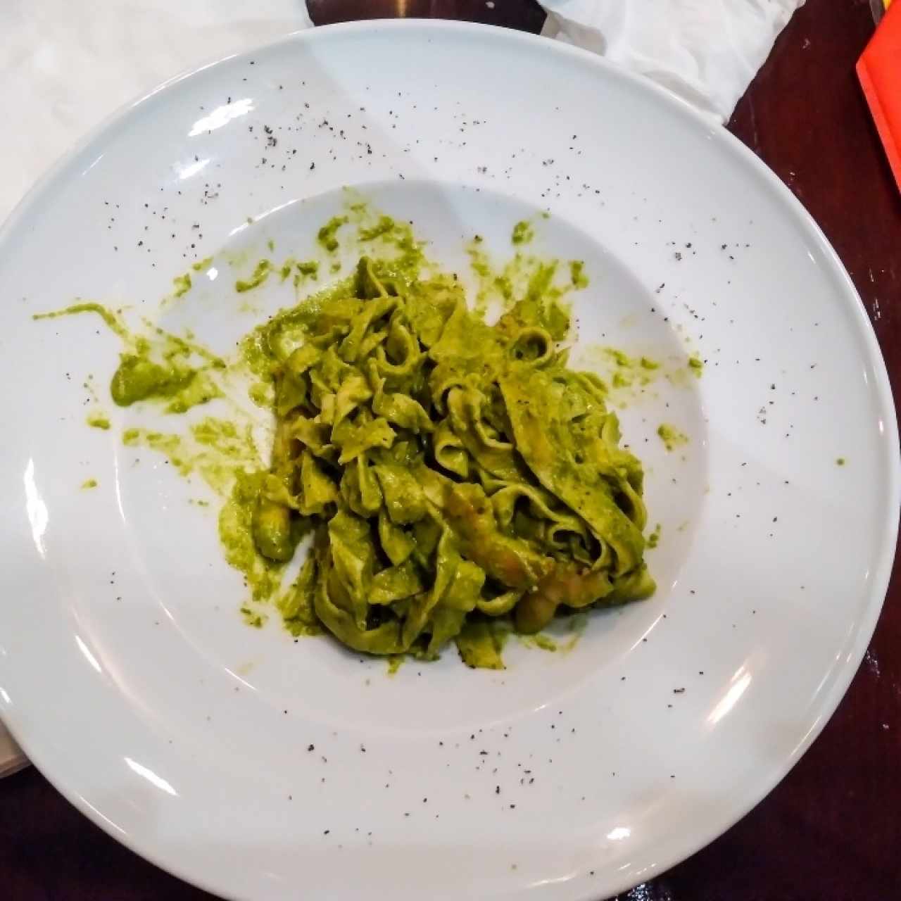 fetuccini hecho en casa con pesto y langostinos.