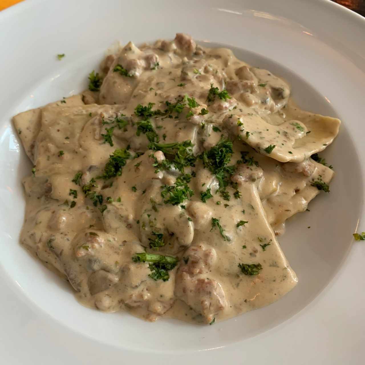 Ravioli de hongos y chorizo con aceite de trufa