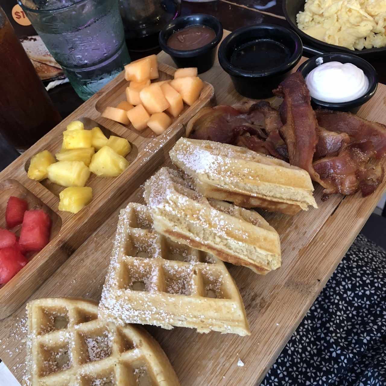 Tabla de Waffles con huevos al gusto