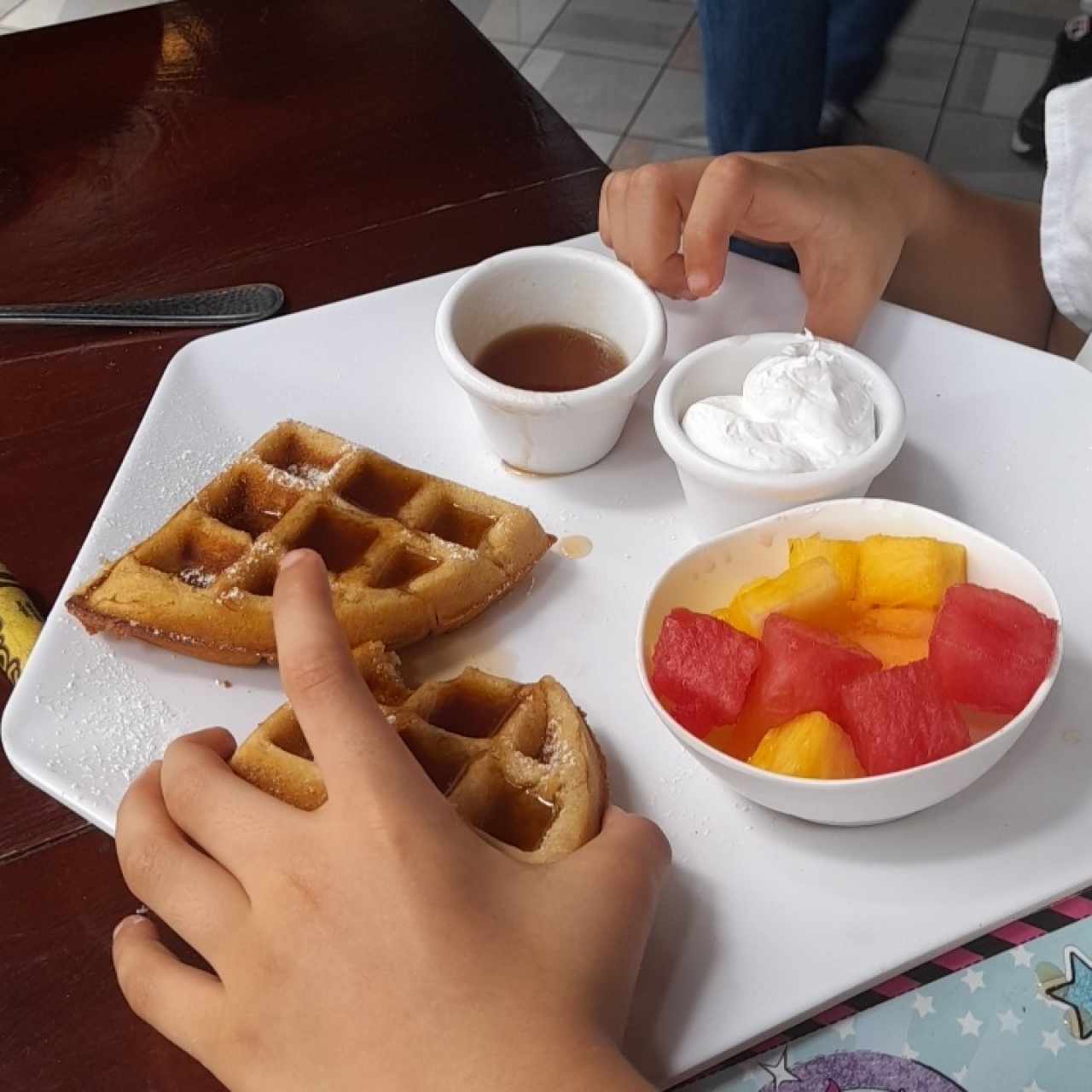 waffles y fruta