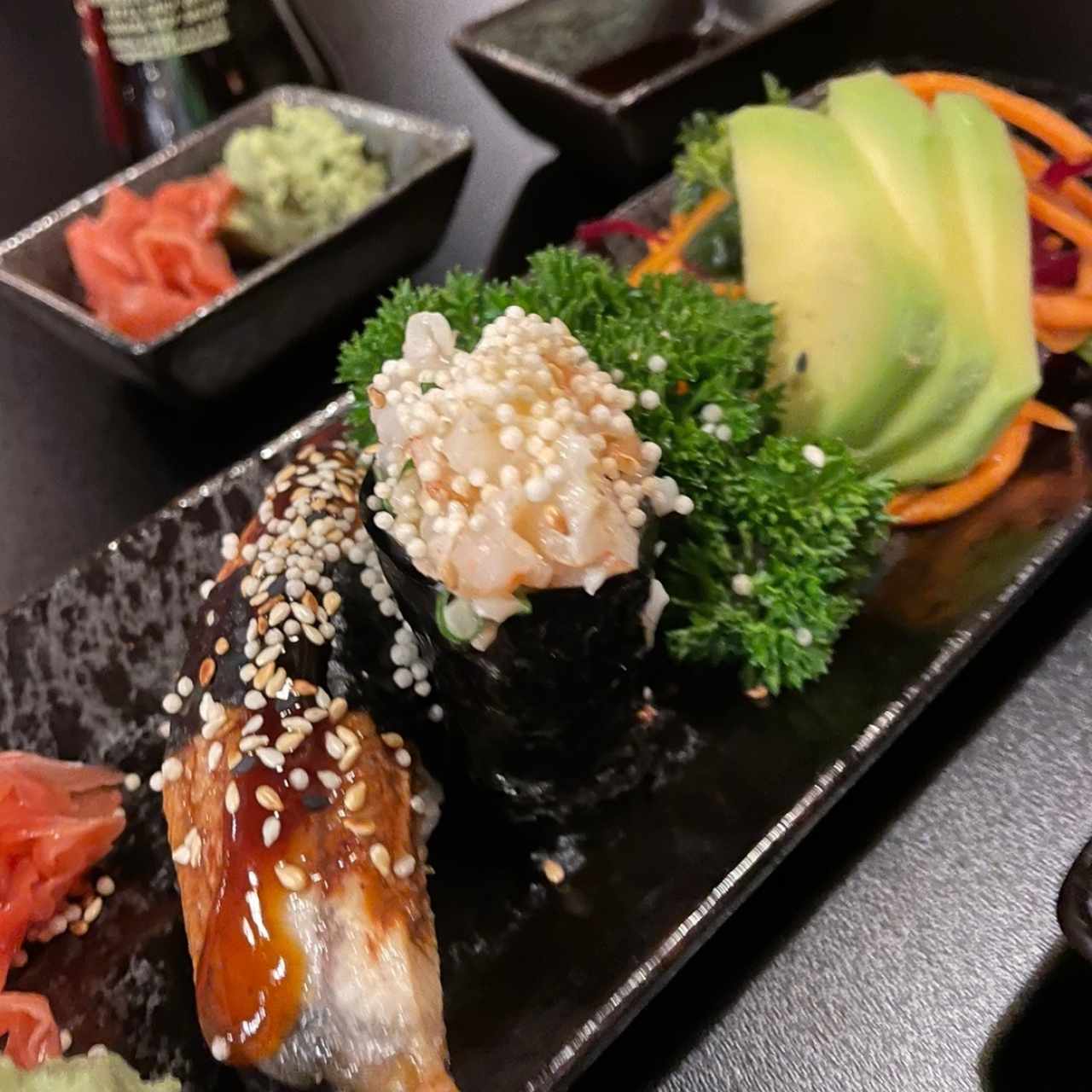 nigiri de anguila y nigiri de langostino