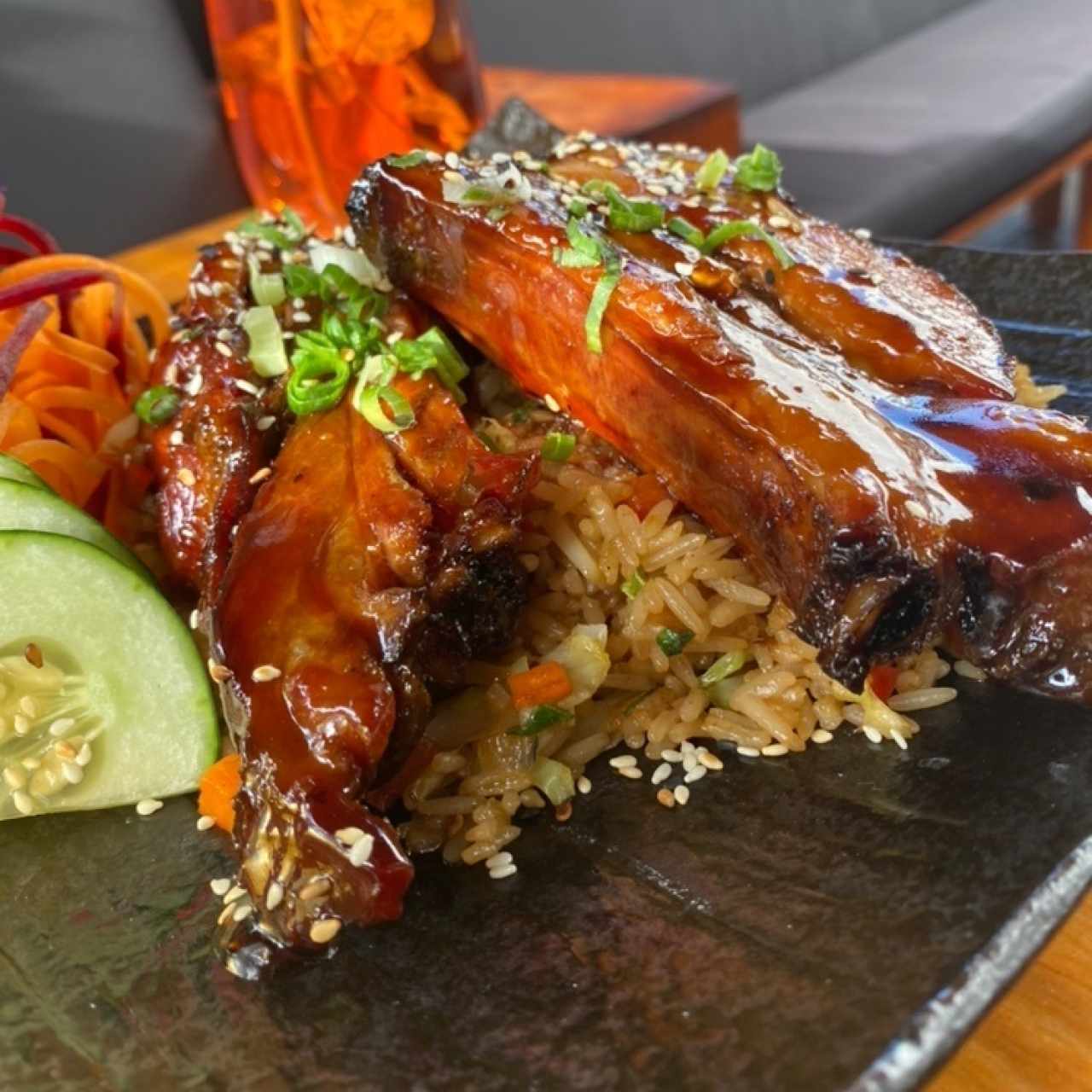 Costillas teriyaki con Yakimeshi