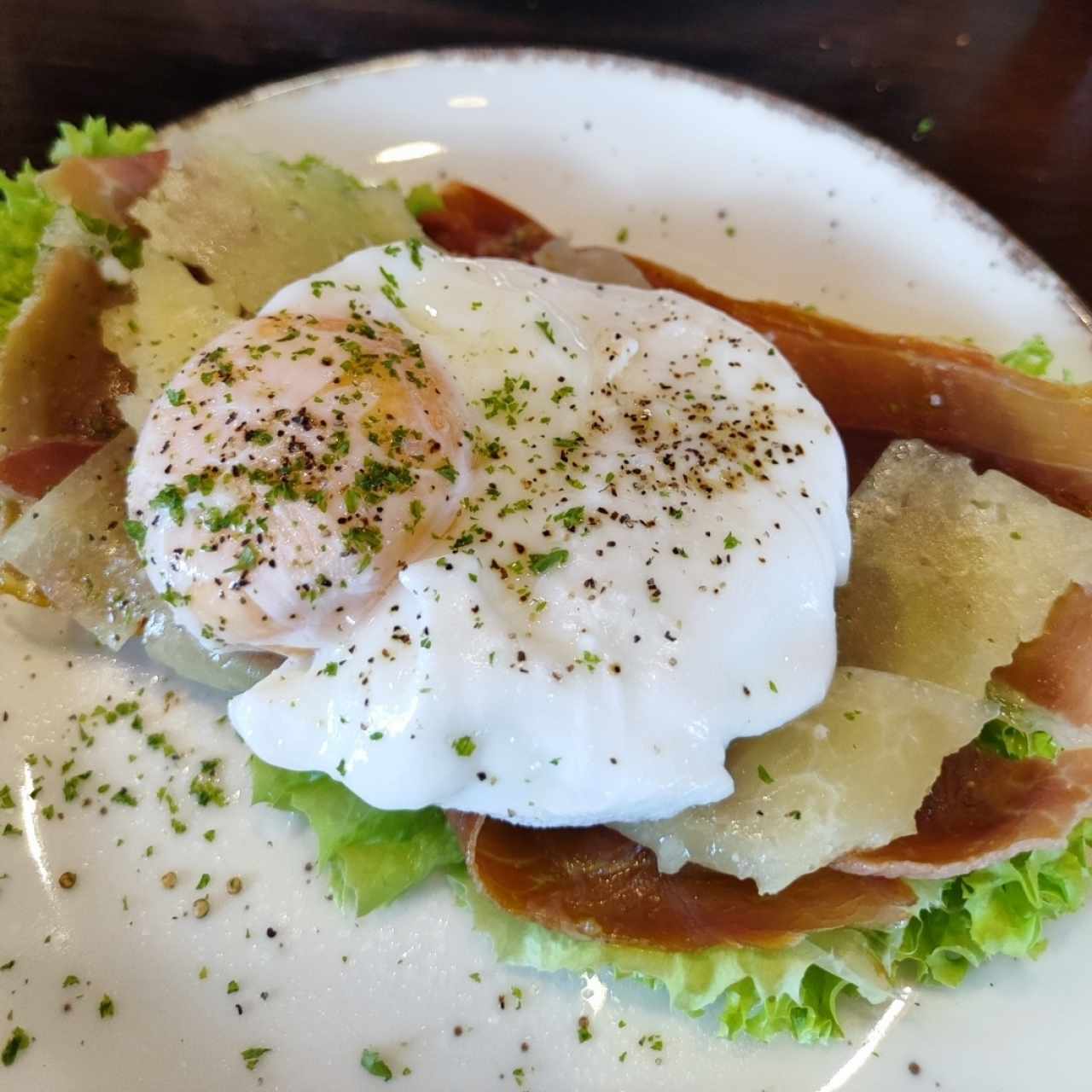 tostada de jamón serrano y huevo ponche 