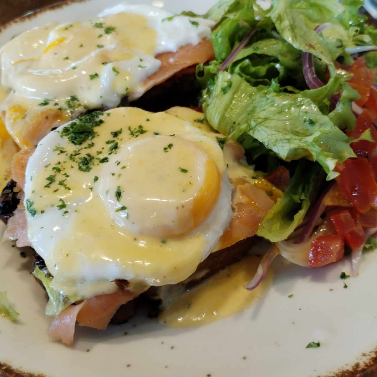 Huevos Benedict con salmón 