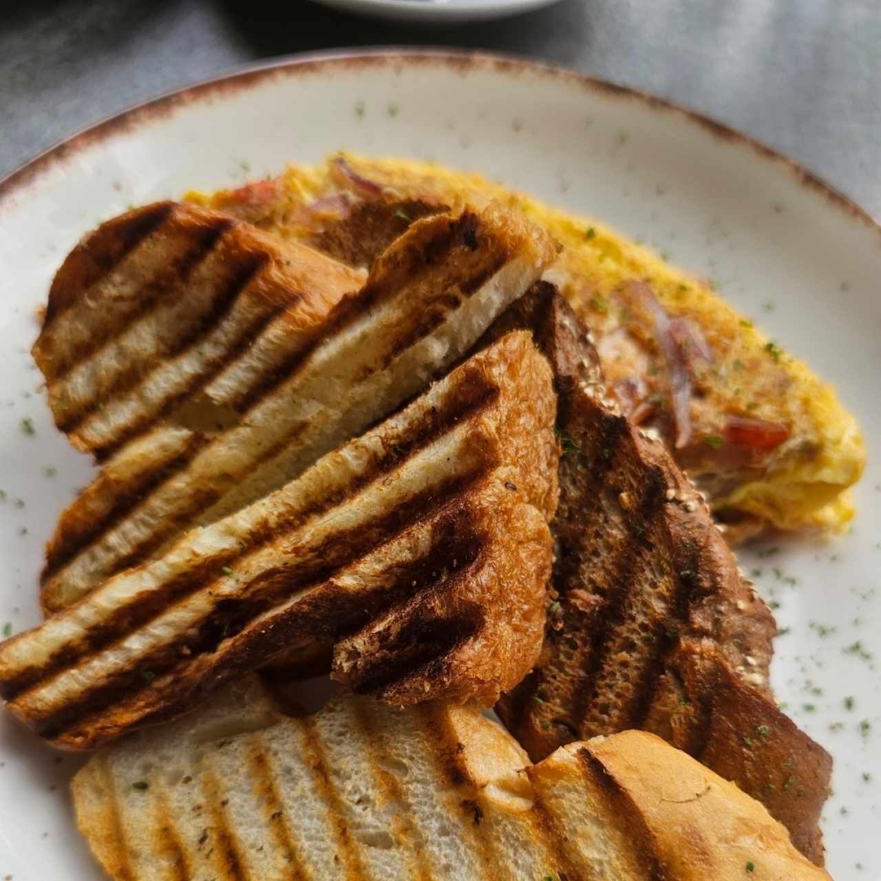 Pan (masa madre) omelet de 3 ingredientes (salmón, cebolla y tomate) 