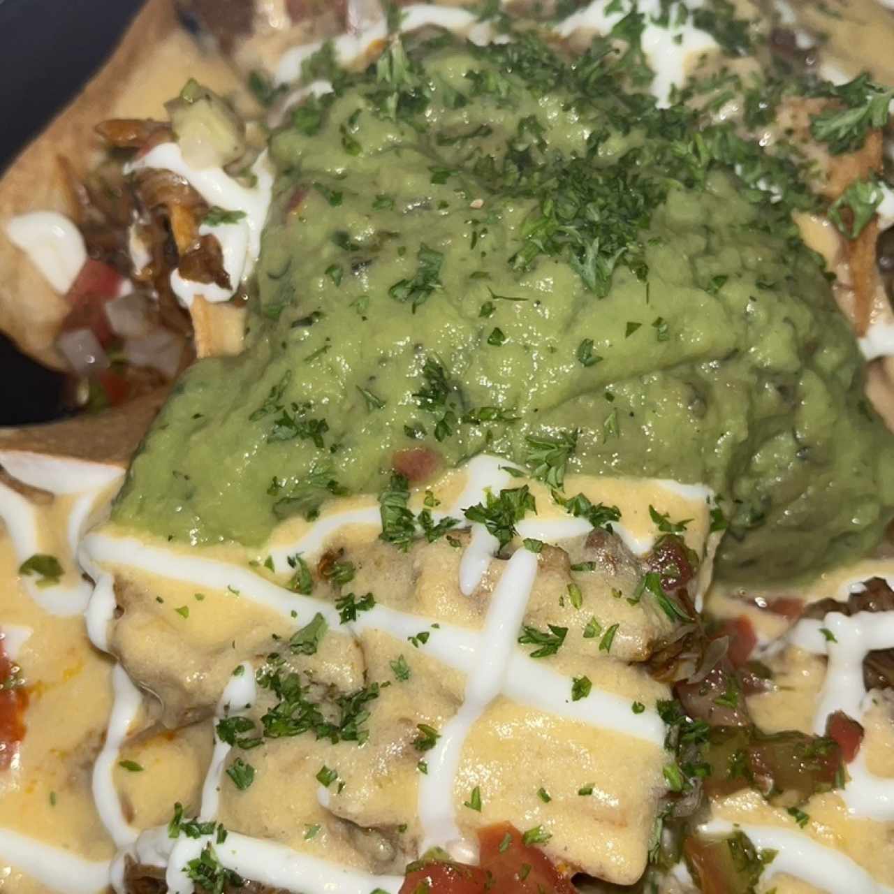 MAIN DISHES - NACHOS CON FLOW