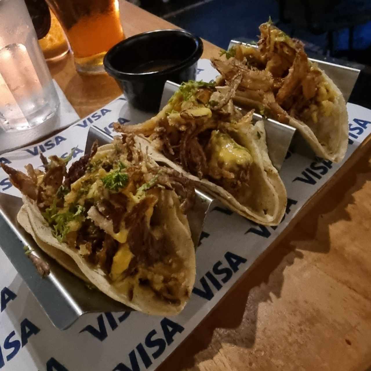 Tacos de birria y chicharrón