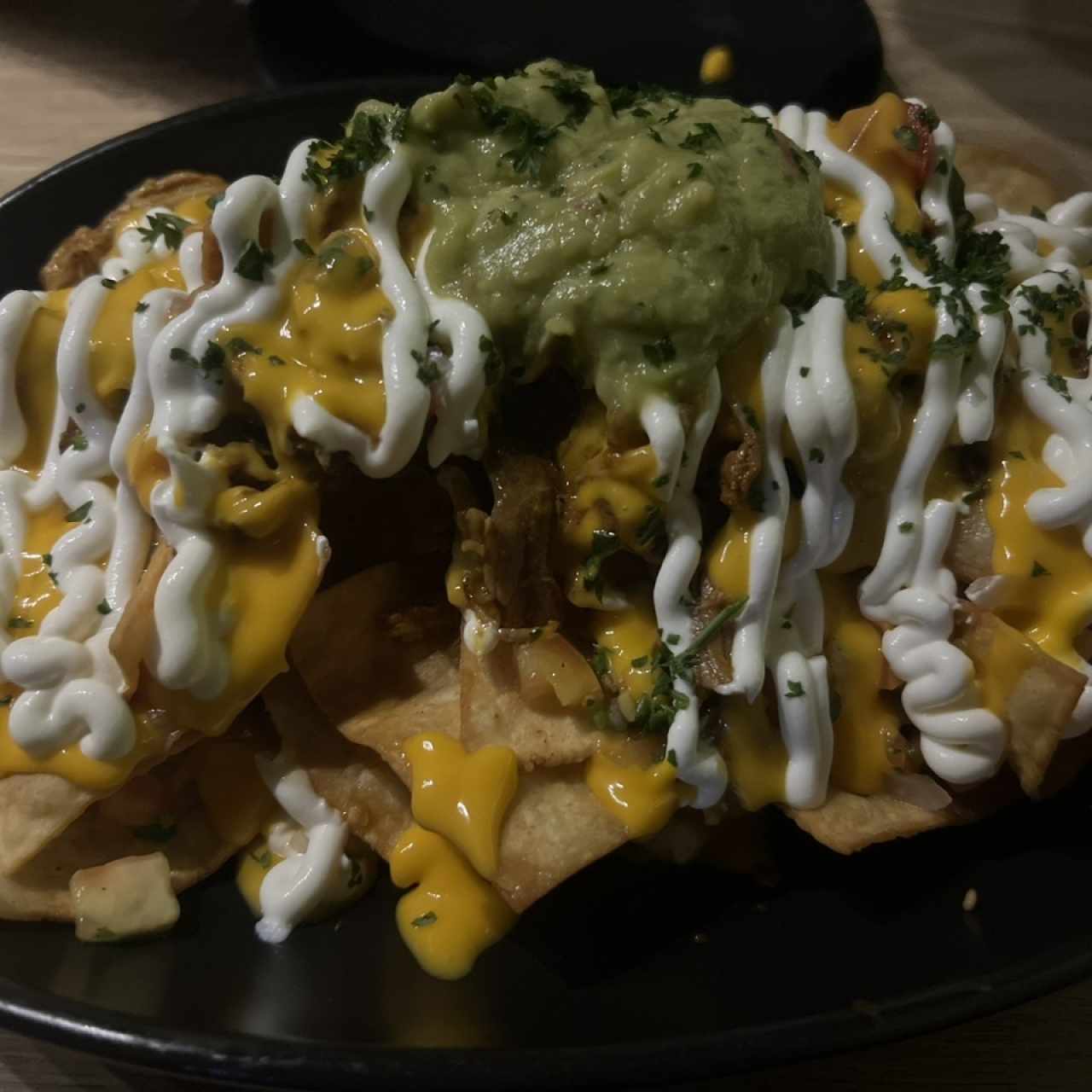 MAIN DISHES - NACHOS CON FLOW