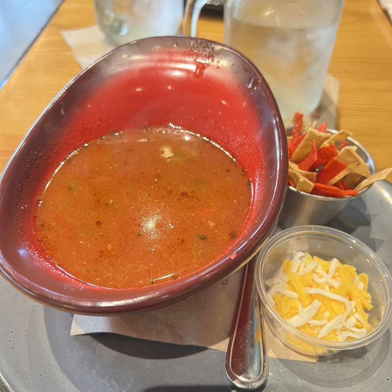 Sopa de pollo y nachos