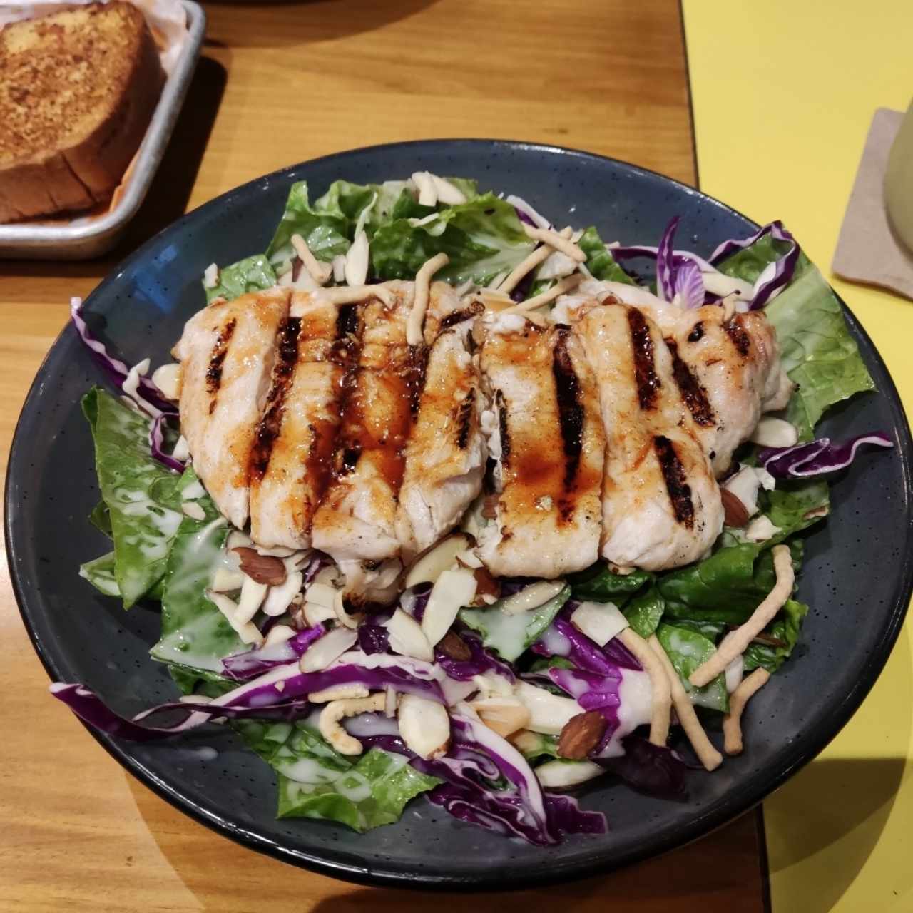 Ensalada con pollo Teriyaki a la plancha