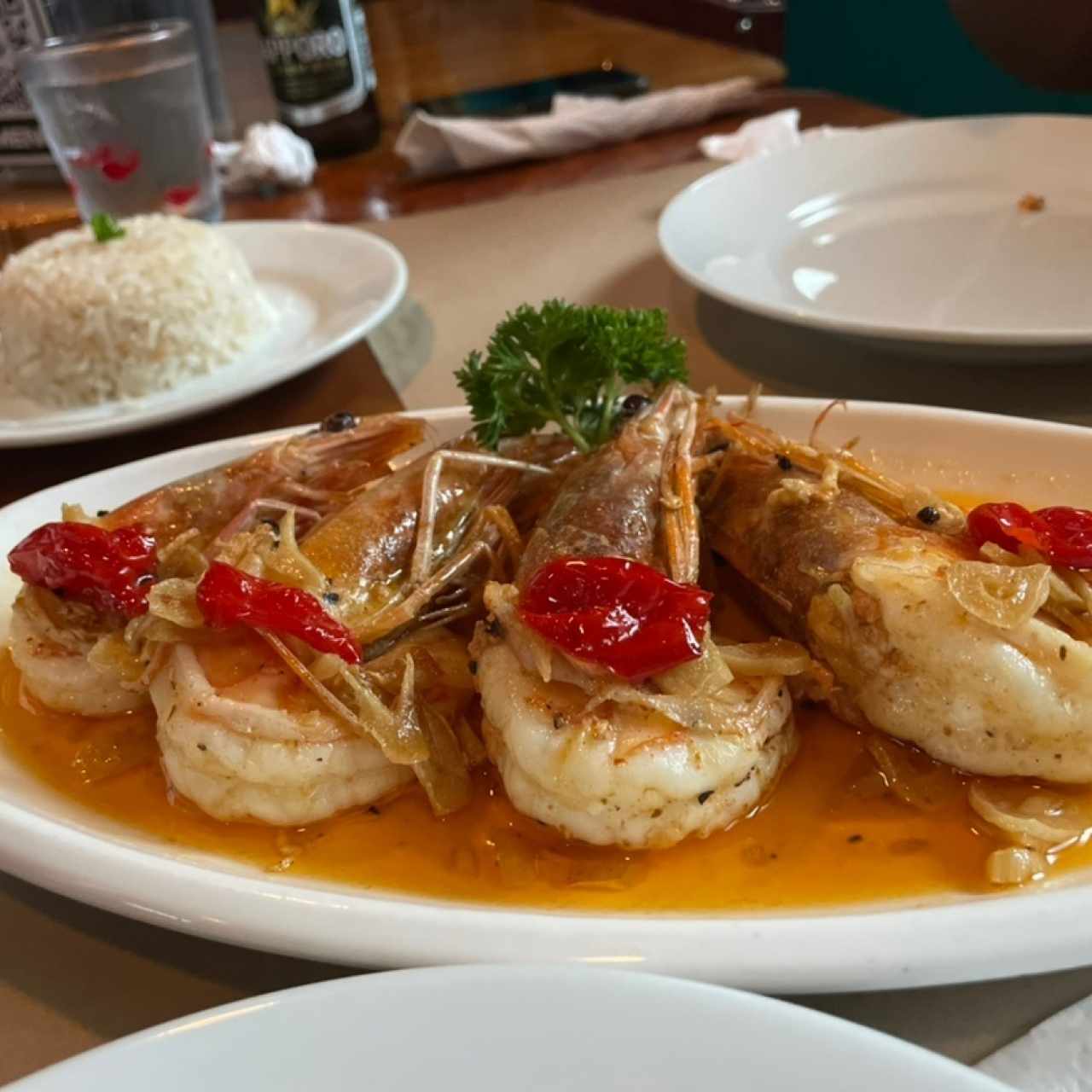 Langostinos al ajillo y arroz con coco