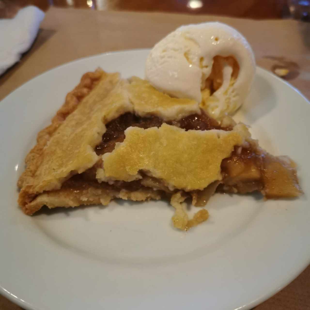 Pie de manzana con helado. 