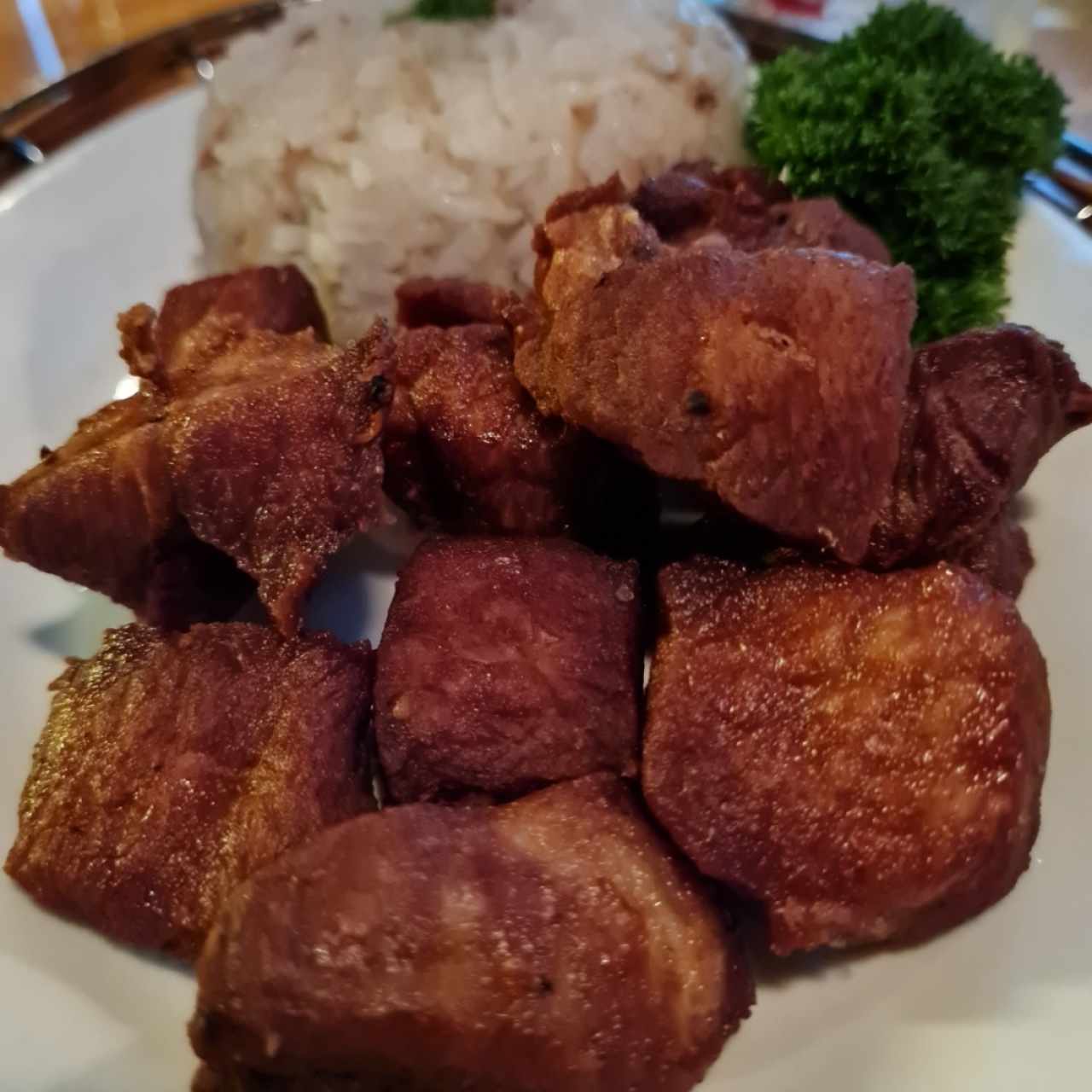 Puerquito estilo tableño con arroz con coco