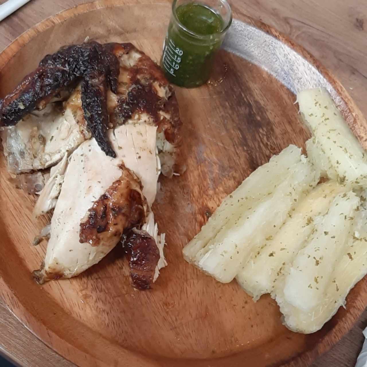 Pollo asado y yucas con salsa Pesto