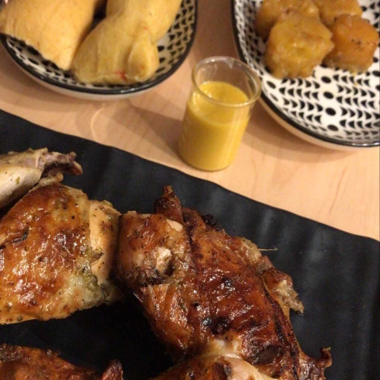 1/2 Pollo, hallaquitas y plátano en tentación.