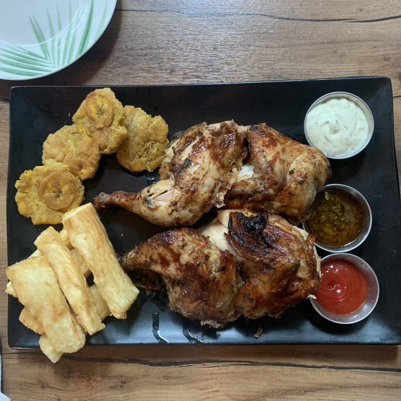 Aristoteles: Medio pollo + 3 acompñientos + 3 sodas (tres salsa de las cuales dos puedes pedir las que desees)