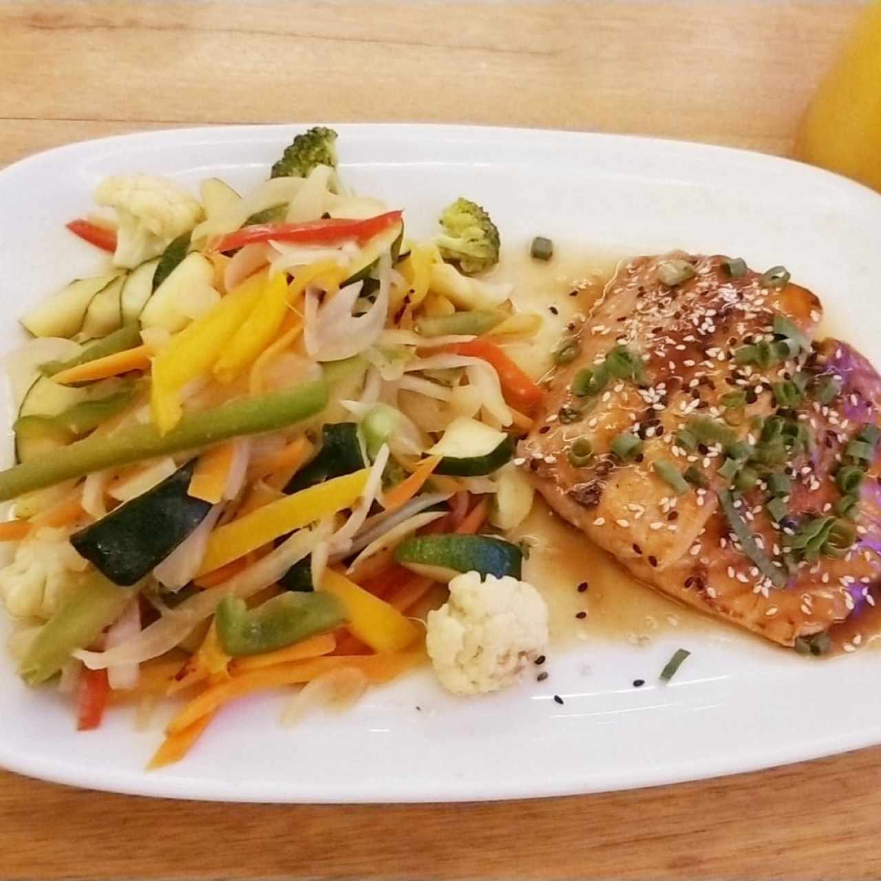 Salmón con vegetales