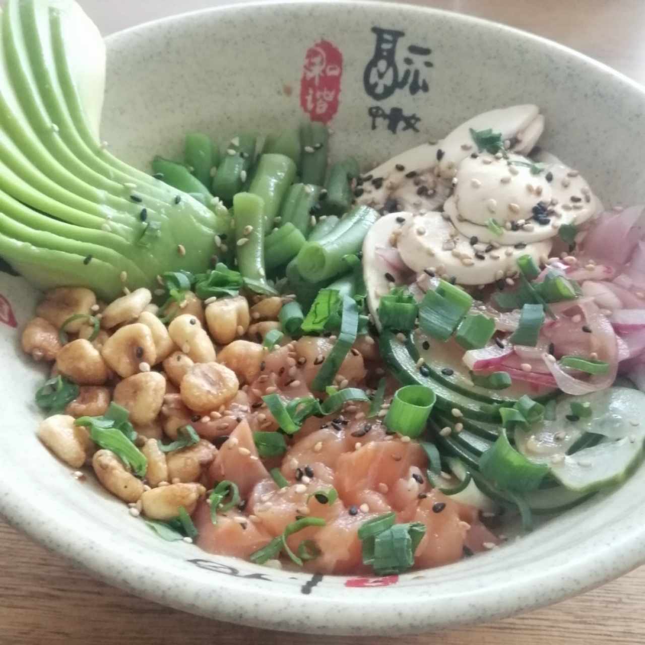 Poke - Poke Tataki Bowl, muy bueno mezcla de sabores entre dulce y salado al igual que mezcla de texturas, el crunchi del mani le da un toque diferente