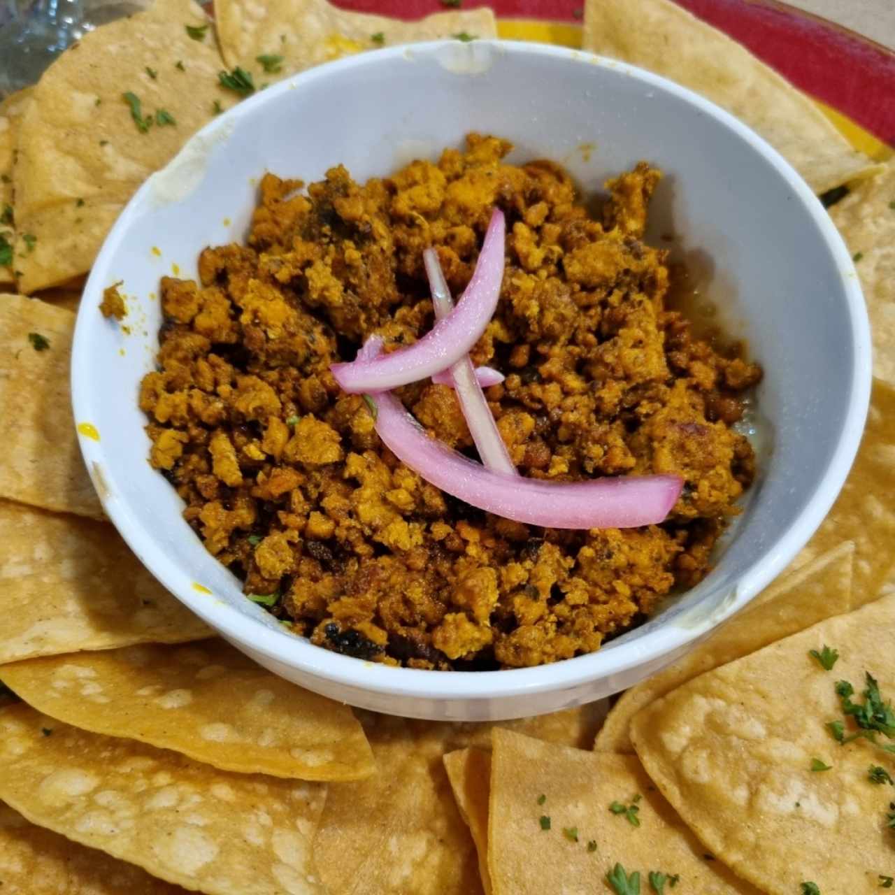 Queso fundido con chorizo y totopos