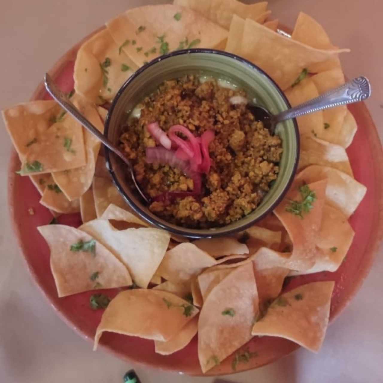 nachos con queso fundido y chorizos