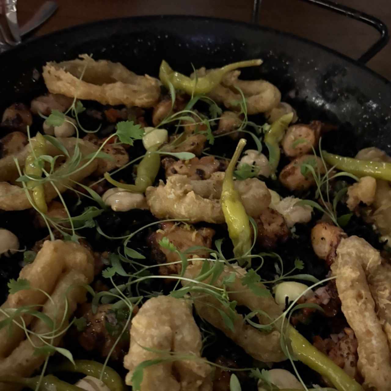 Arroz Negro de Torrezno y Camarones