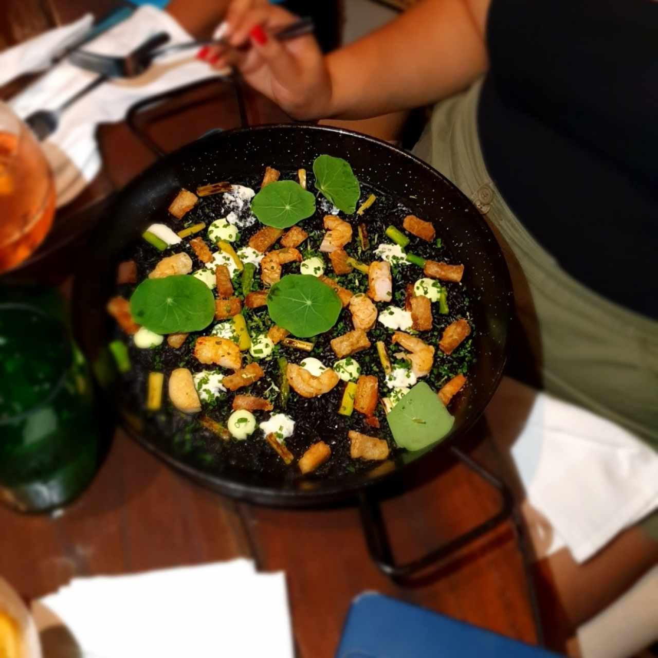 Arroz Negro de Torrezno y Camarones