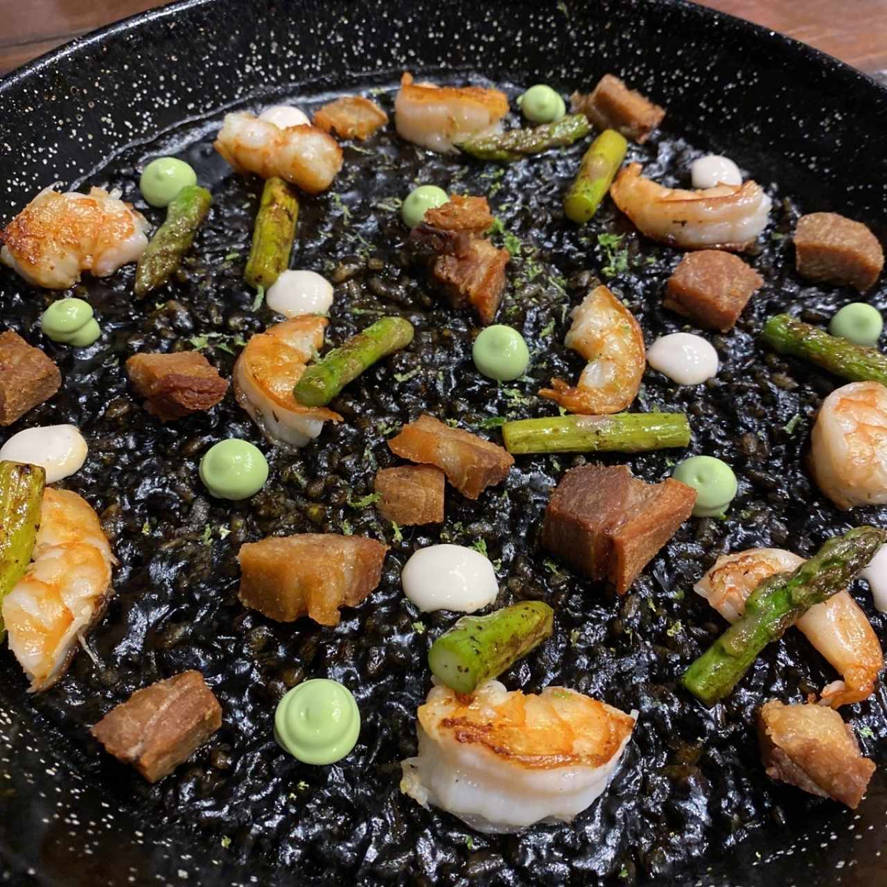 Arroz Negro de Torrezno y Camarones