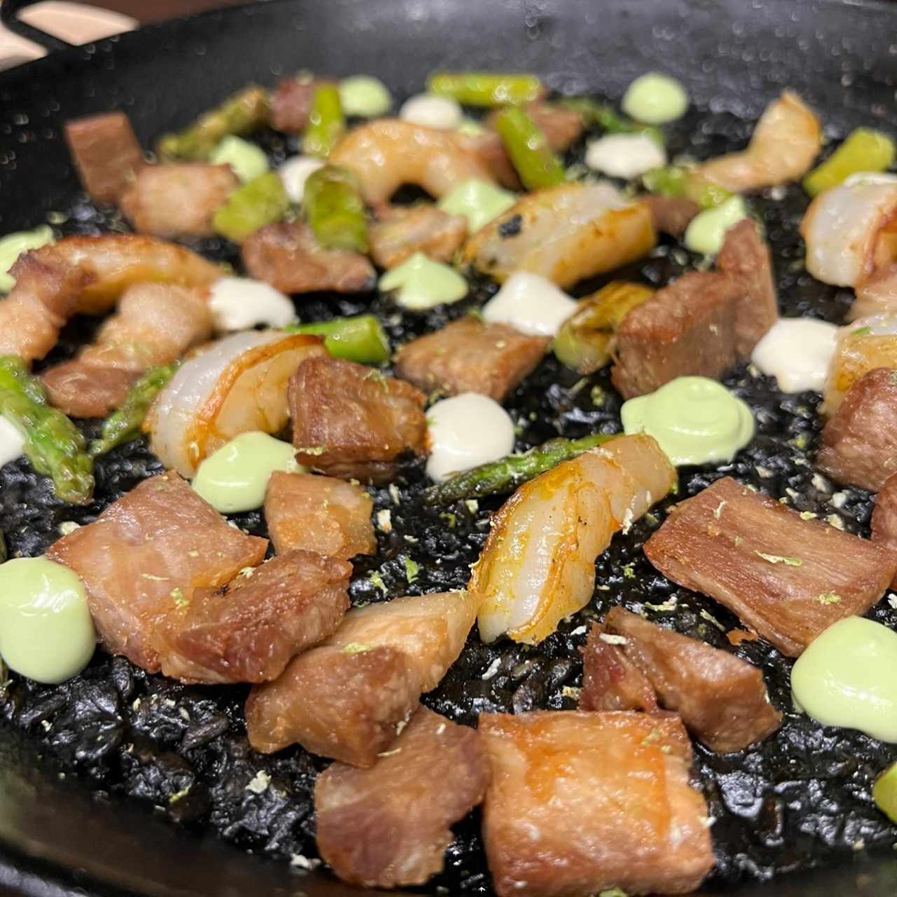 Arroz Negro de Torrezno y Camarones