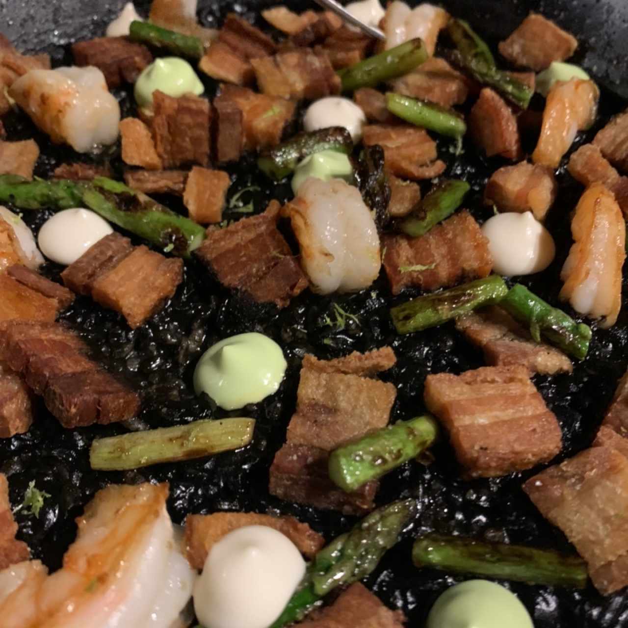 Arroz Negro de Torrezno y Camarones