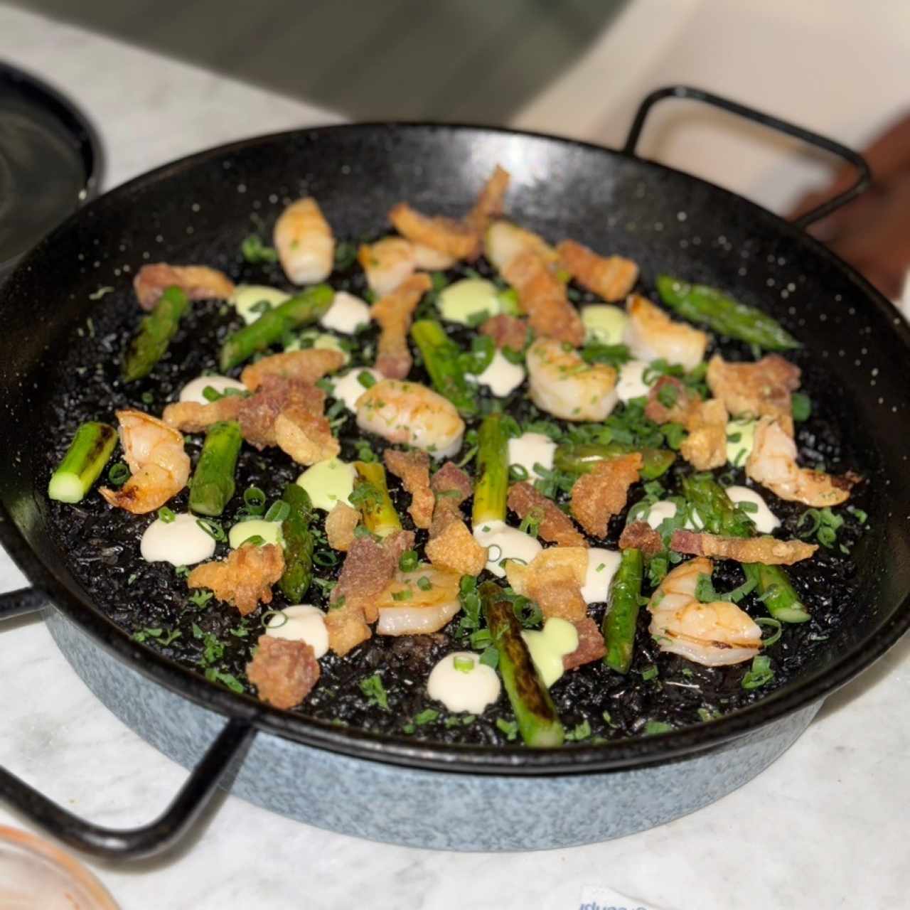 Arroz Negro de Torrezno y Camarones