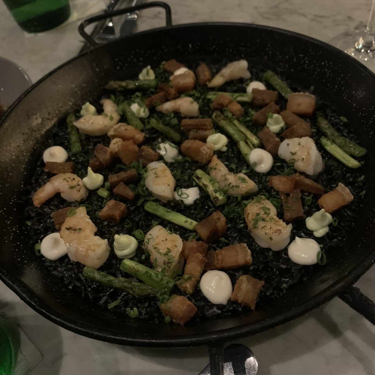 Arroz Negro de Torrezno y Camarones