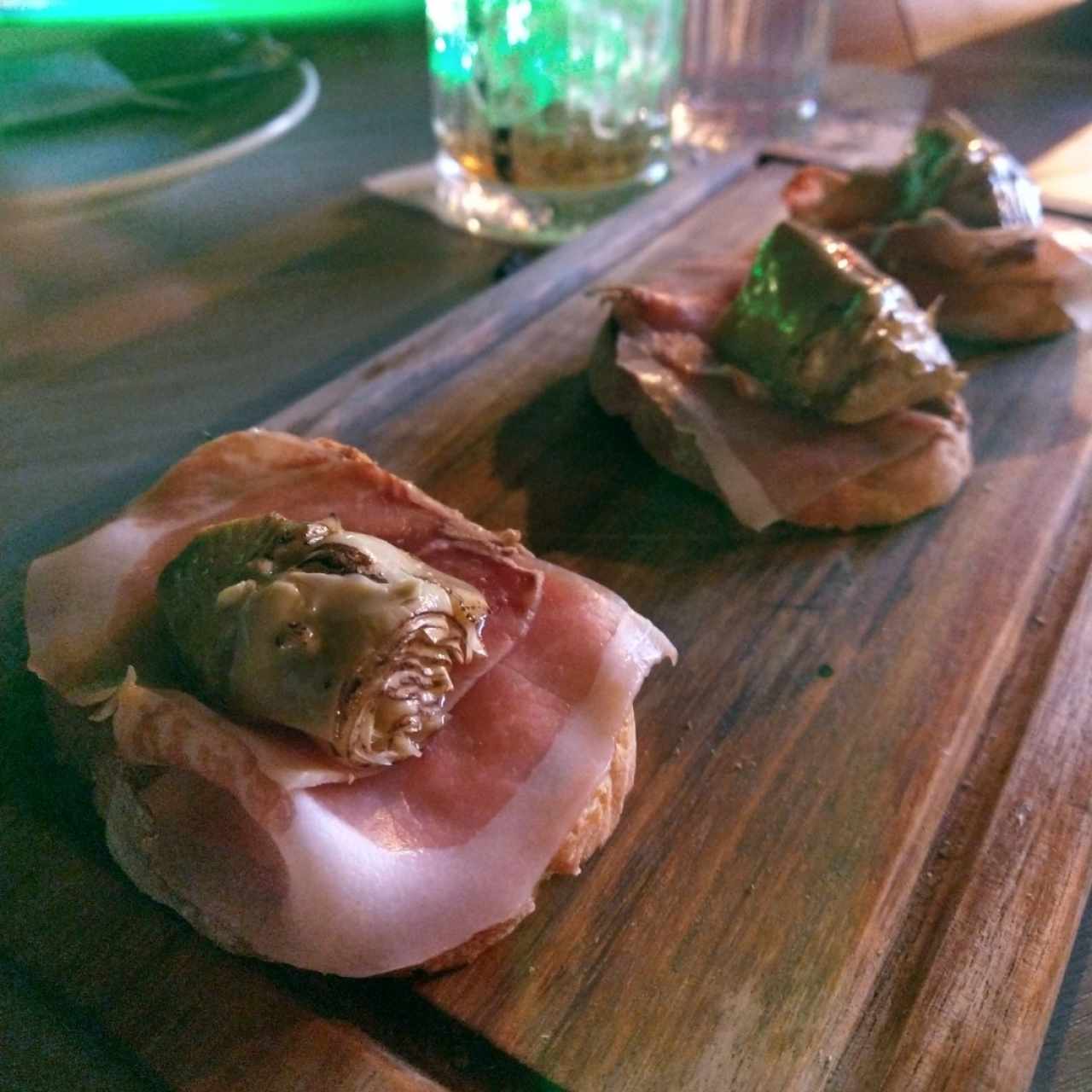 Montadito de jamón con alcachofas