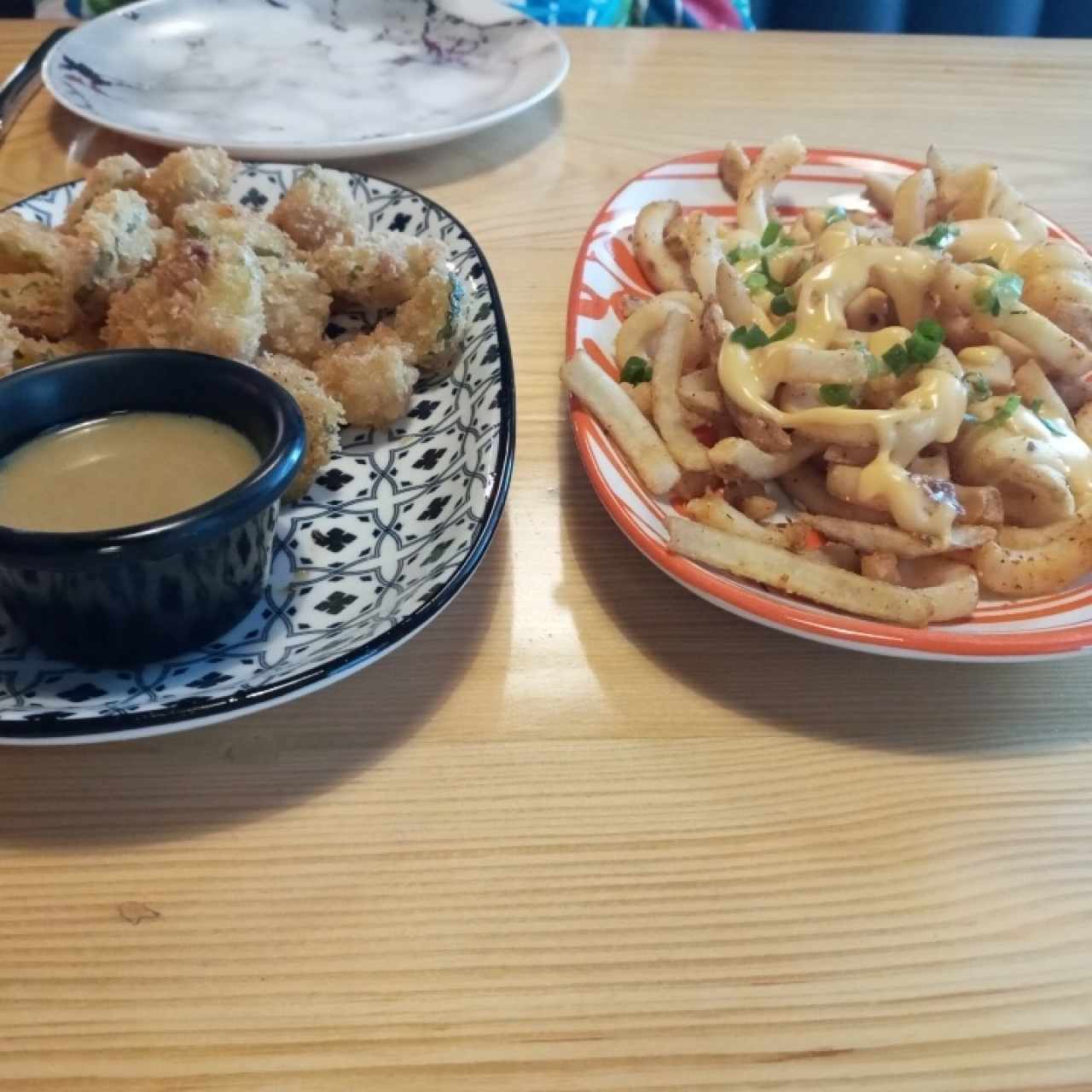 curly fries con queso y pepinillos apanados